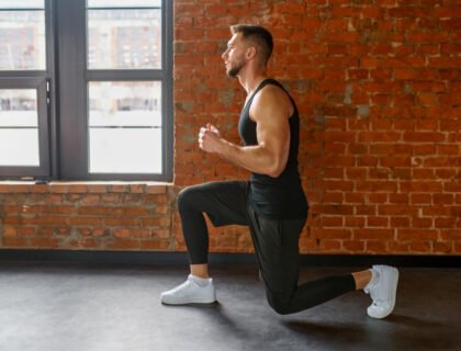 Athlete doing lunges with a twist to prepare for training